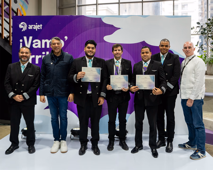 Arajet invierte más de un millón de dólares en becas y contrata a nuevos pilotos y tripulantes dominicanos