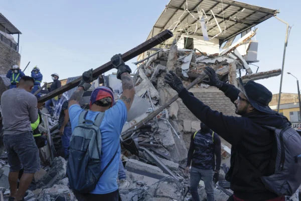 Aumenta a 240 los muertos en cuatro regiones de Colombia por el terremoto