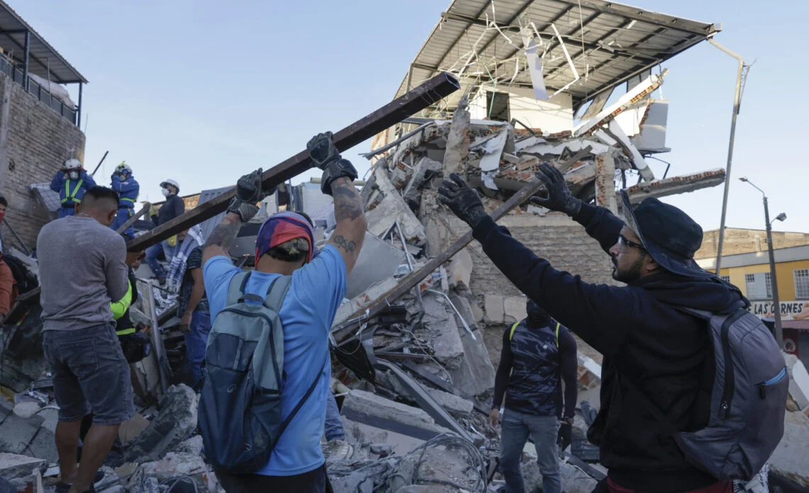 Aumenta a 240 los muertos en cuatro regiones de Colombia por el terremoto