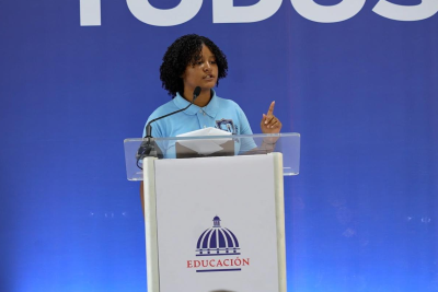 Estudiante de quinto grado invita a niños dominicanos a aprovechar cada día de clases