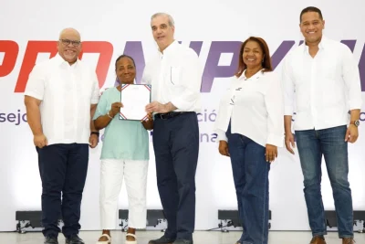 Abinader entrega RD$85 millones a 400 microempresarios y anuncia ampliación del Programa “Tu Firma es Tu Garantía”
