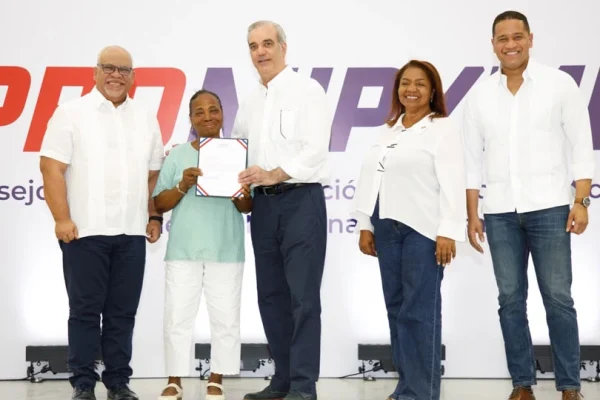 Abinader entrega RD$85 millones a 400 microempresarios y anuncia ampliación del Programa “Tu Firma es Tu Garantía”