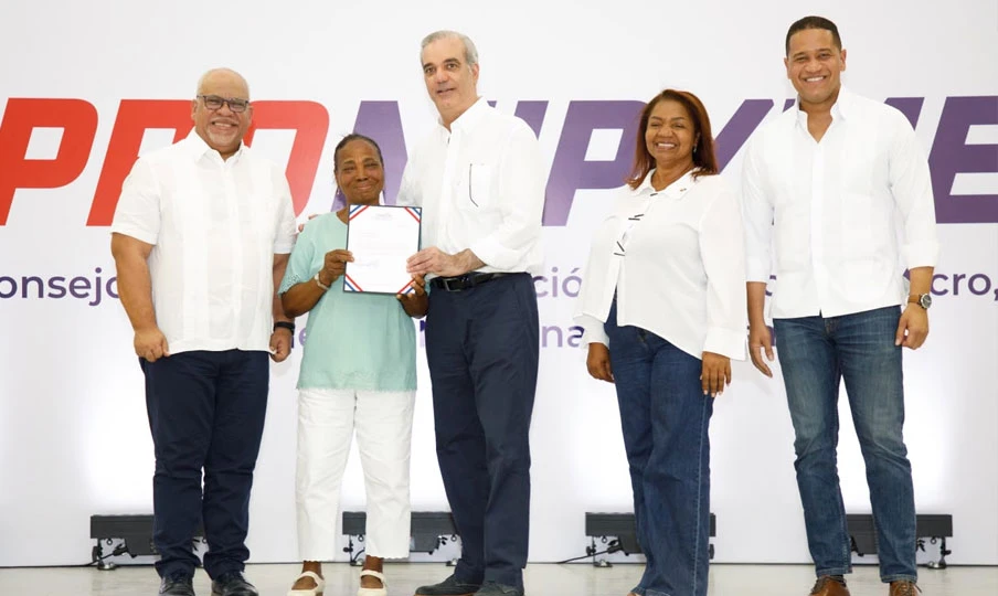 Abinader entrega RD$85 millones a 400 microempresarios y anuncia ampliación del Programa “Tu Firma es Tu Garantía”