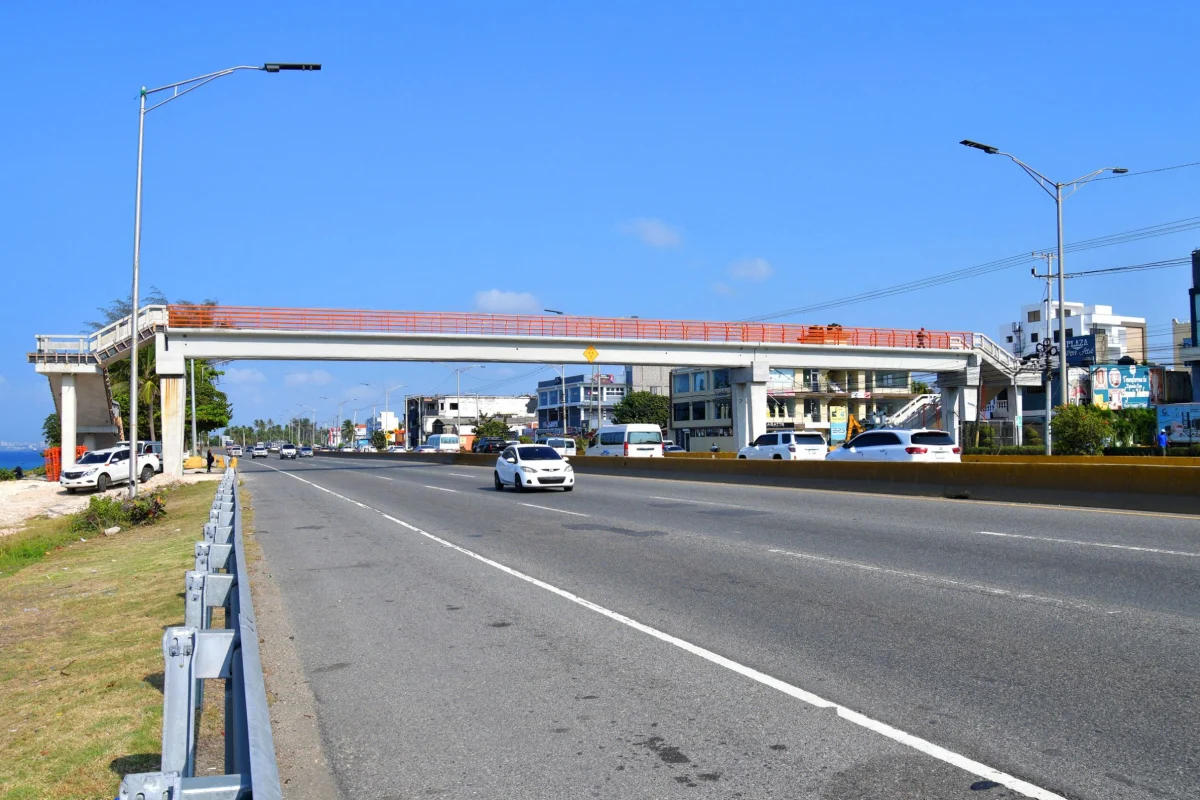Cierran parcialmente la Autopista Las Américas desde esta noche por trabajos en puente peatonal
