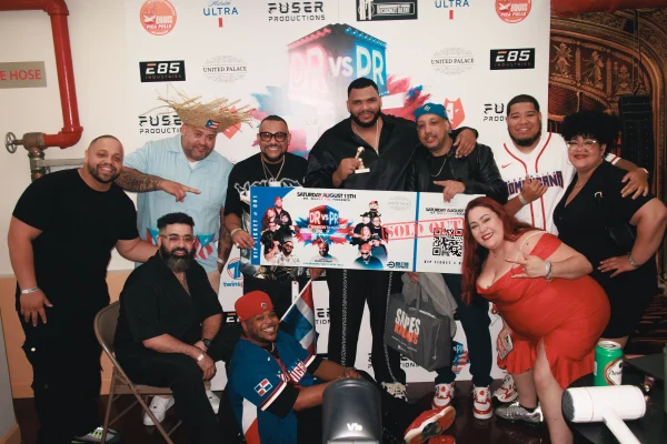 Comediantes dominicanos y puertorriqueños hacen historia al llenar el United Palace con DR vs PR Comedy Show