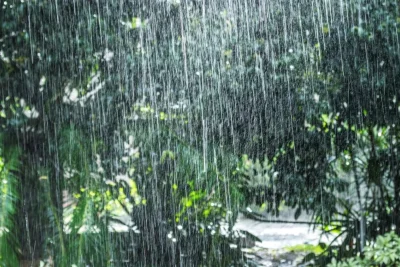 Vaguada y onda tropical provocarán aguaceros y tronadas este lunes, mientras persiste el calor