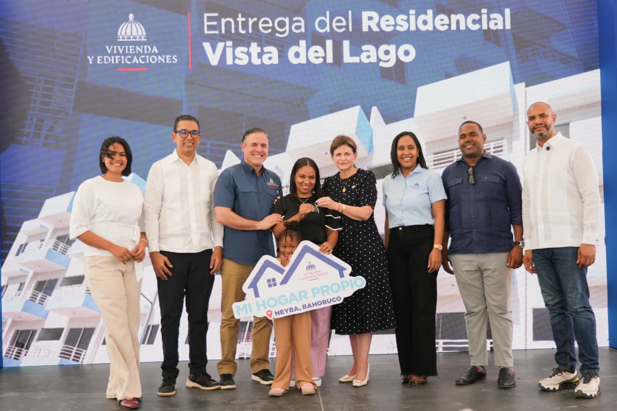 Raquel Peña y ministro Jean Luis Rodríguez entregan 128 nuevos apartamentos en Neyba