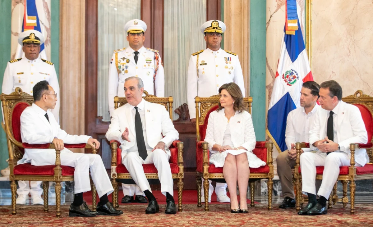 Abinader recibe cartas credenciales de nueve embajadores, entre ellos Chile y Canadá
