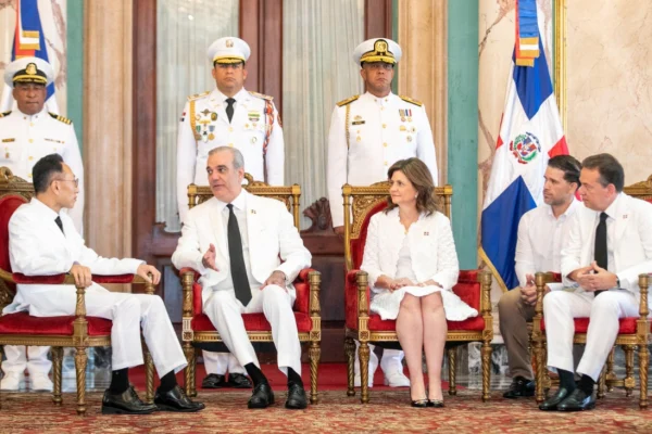Abinader recibe cartas credenciales de nueve embajadores, entre ellos Chile y Canadá