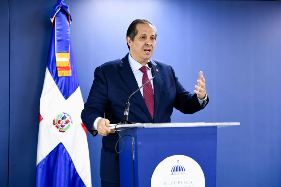 Ministro Víctor Atallah recomienda reforzar cuidados ante las altas temperaturas