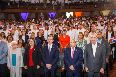 Abinader entrega 1,500 becas internacionales para cursar programas en universidades del extranjero