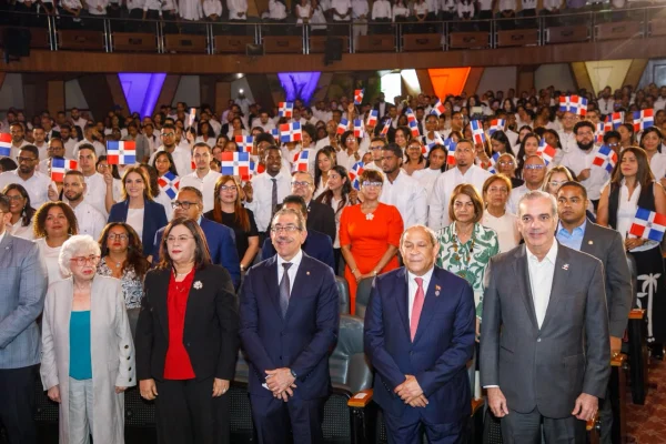 Abinader entrega 1,500 becas internacionales para cursar programas en universidades del extranjero