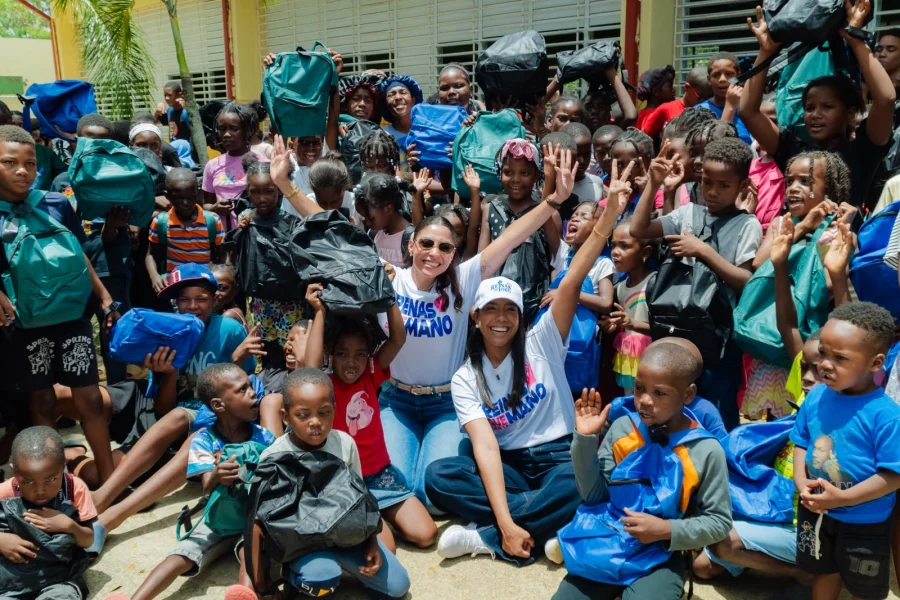 Reinas de Todo impacta a más de 300 niños en su segunda jornada de entrega de útiles escolares en San Pedro de Macorís