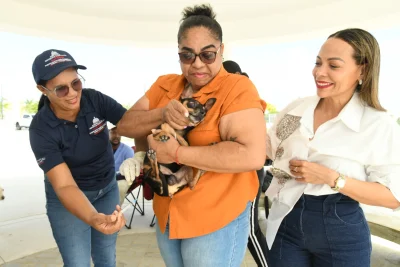Ministerio de Salud vacuna más de cien perros y gatos durante jornada antirrábica en Ciudad Juan Bosch