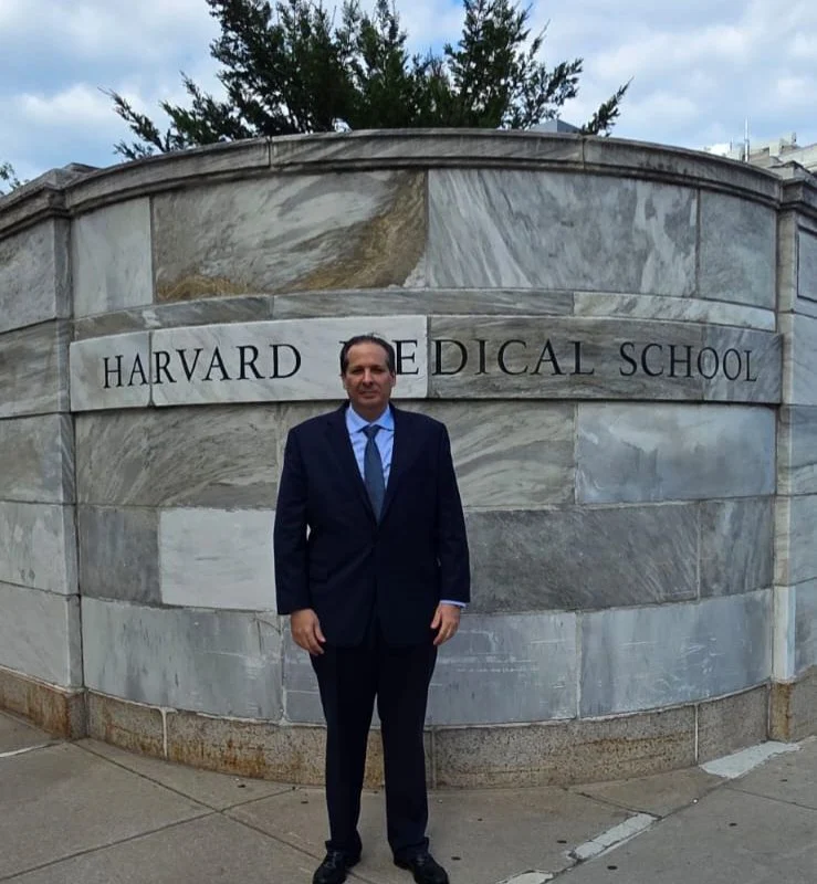 Víctor Atallah impulsa alianzas académicas en Harvard y presenta avances de salud en Washington