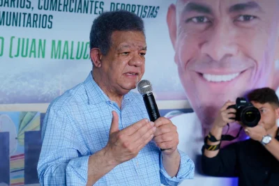 Leonel juramenta exalcalde del PRM en Castillo y asegura que el Gobierno le tira “al cuello y a los bolsillos del pueblo”