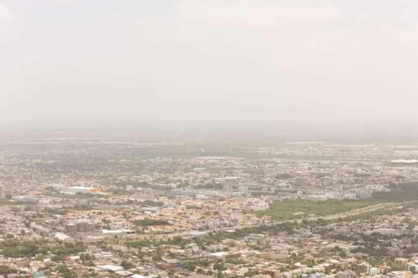 Indomet advierte cielo opaco por polvo del Sahara y aguaceros en varias provincias