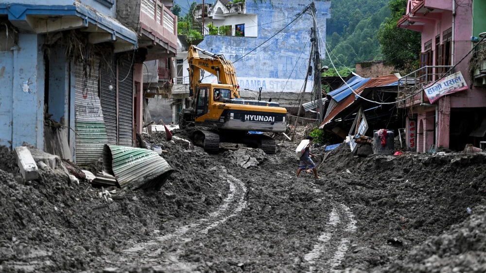 Nepal eleva a 903 los muertos y a 4,247 los desaparecidos por la violenta riada