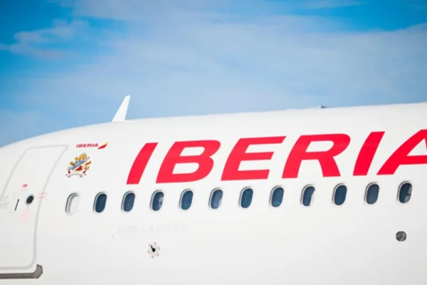 Iberia prevé mantener la suspensión temporal de sus vuelos a Cuba hasta julio de 2027