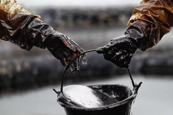Petróleo de Texas baja un 3.37% impulsado por posible pacto para abrir estrecho de Ormuz