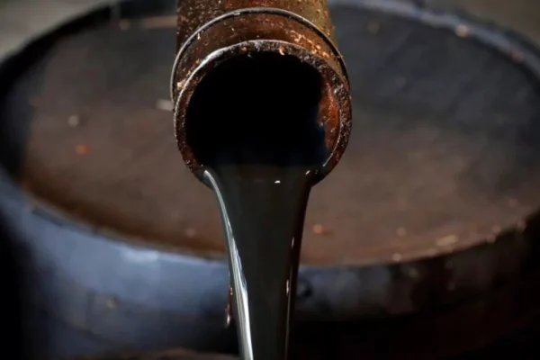 El petróleo de Texas sube un 2% con el foco puesto de nuevo en el estrecho de Ormuz