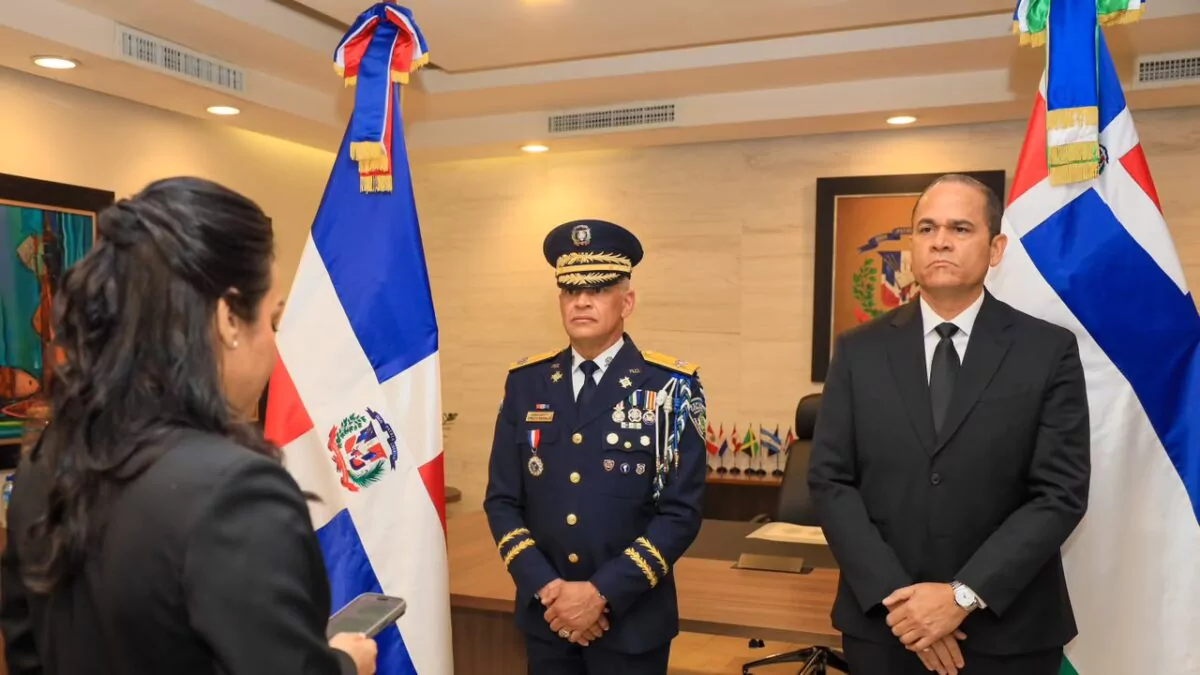Faride encabeza traspaso de mando y posesiona a Ernesto Rodríguez García como director general de la Policía Nacional