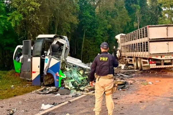 Mueren al menos 23 personas tras el choque entre un autobús y un camión en Brasil
