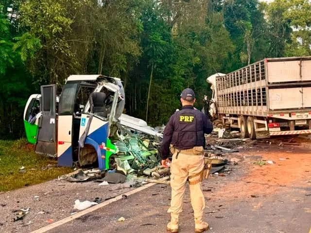 Mueren al menos 23 personas tras el choque entre un autobús y un camión en Brasil