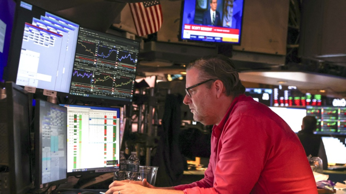 Wall Street abre en rojo tras subida del petróleo al reanudarse ataques entre EE.UU. e Irán