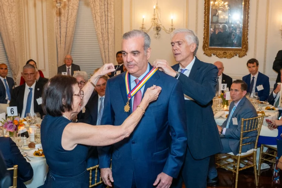 Abinader recibe Insignia de Oro de Americas Society en Nueva York