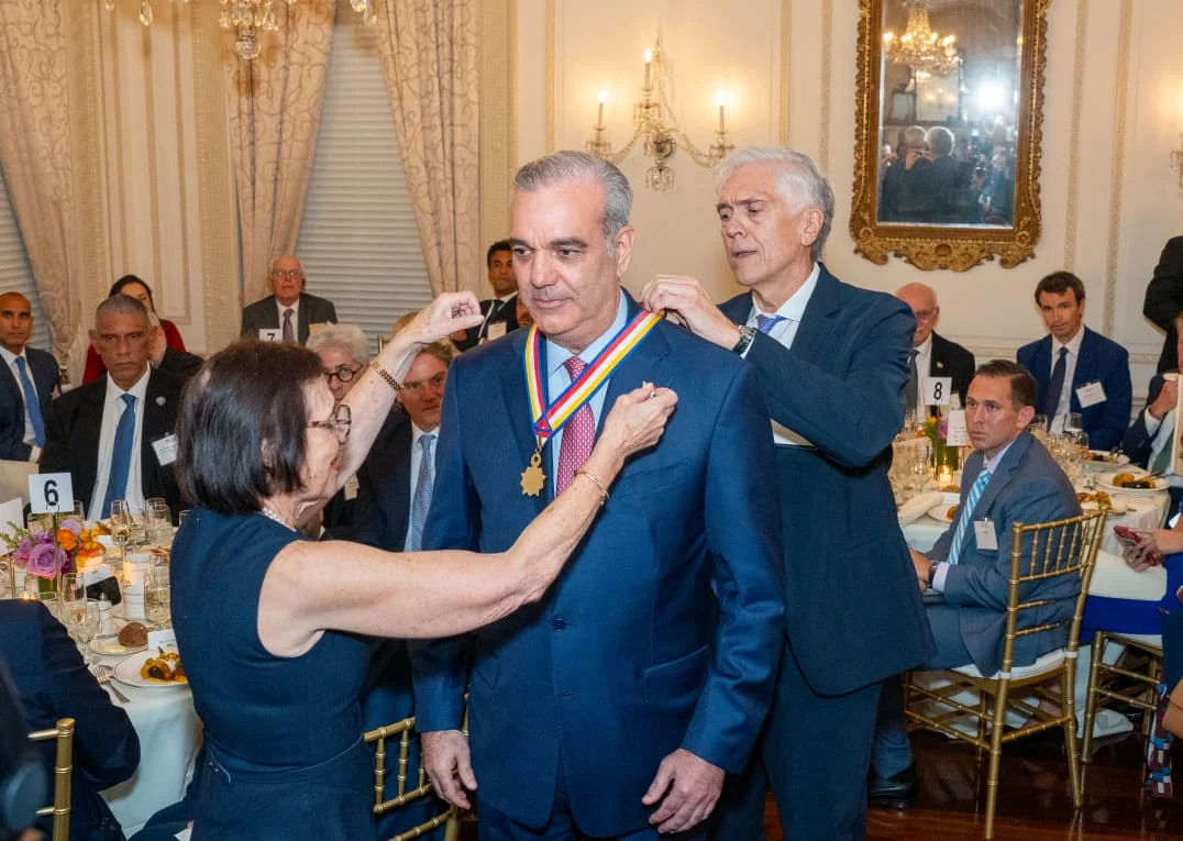 Abinader recibe Insignia de Oro de Americas Society en Nueva York