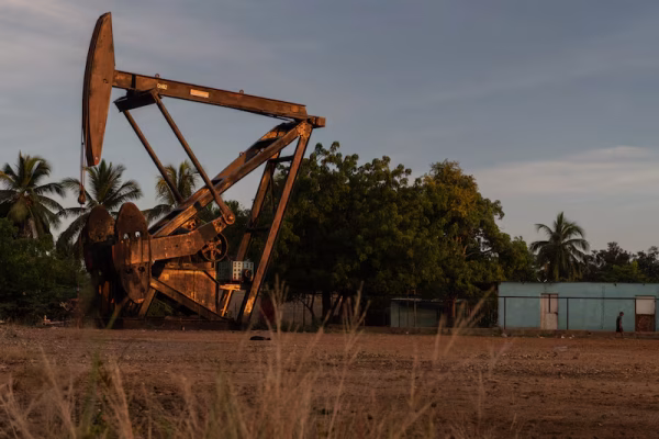Precio del petróleo cae por debajo de US$98 mientras Arabia Saudita prueba reactivar un oleoducto clave