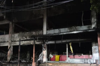 Incendio destruye apartamentos de edificio frente a la UASD y afecta a familias y negocios