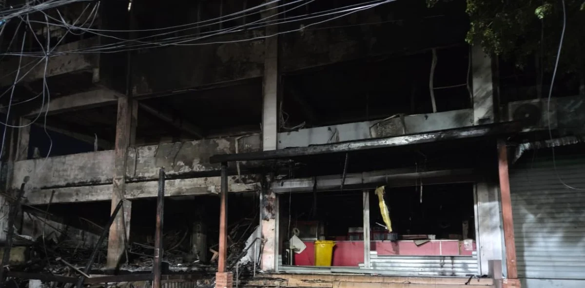 Incendio destruye apartamentos de edificio frente a la UASD y afecta a familias y negocios
