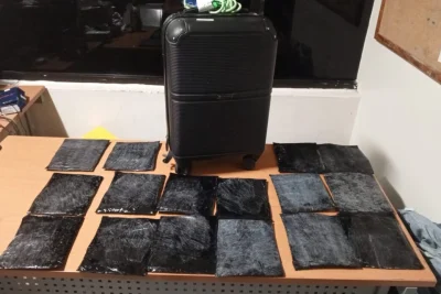 Autoridades detienen mujer en el AILA con 16 láminas de presunta cocaína