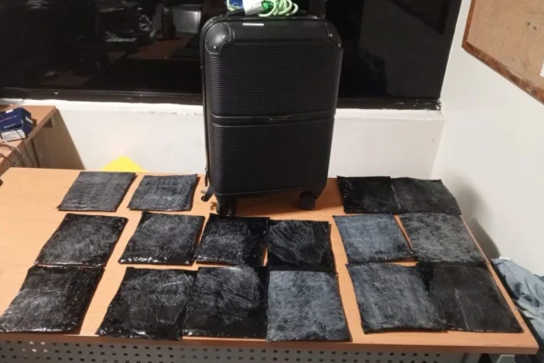 Autoridades detienen mujer en el AILA con 16 láminas de presunta cocaína
