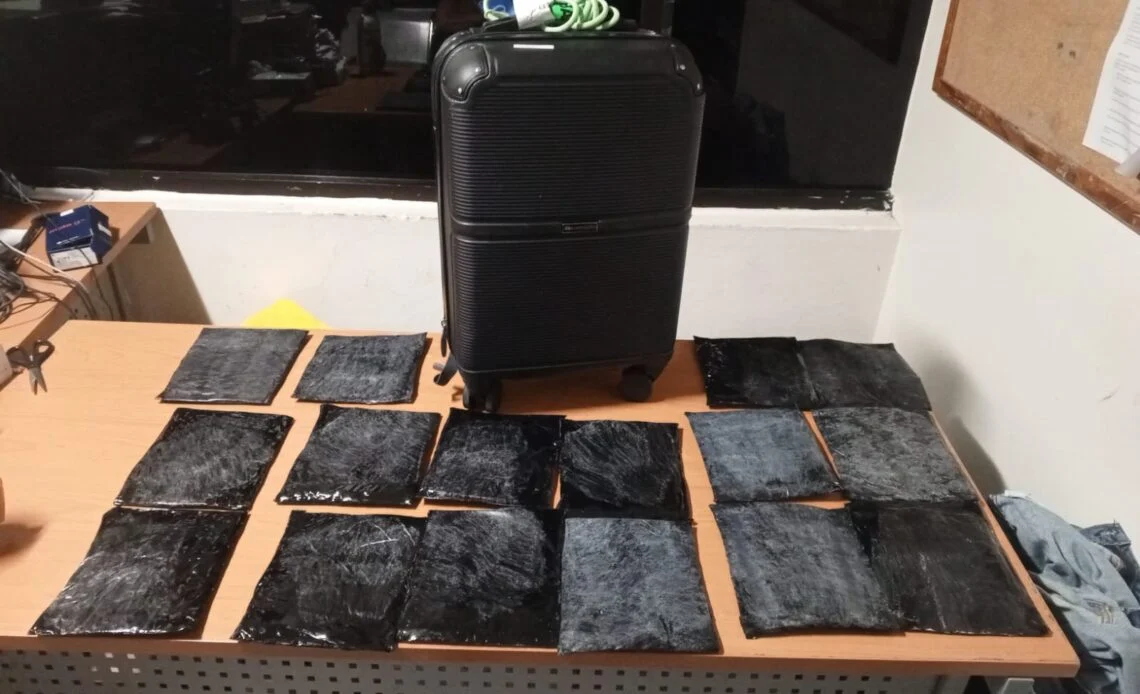 Autoridades detienen mujer en el AILA con 16 láminas de presunta cocaína