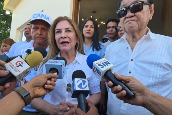 Carolina Mejía plantea complementar verja fronteriza con un “muro económico” en Dajabón