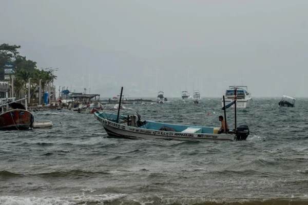 Huracán Polo mantiene su fuerza como categoría 5 frente a las costas del Pacífico mexicano