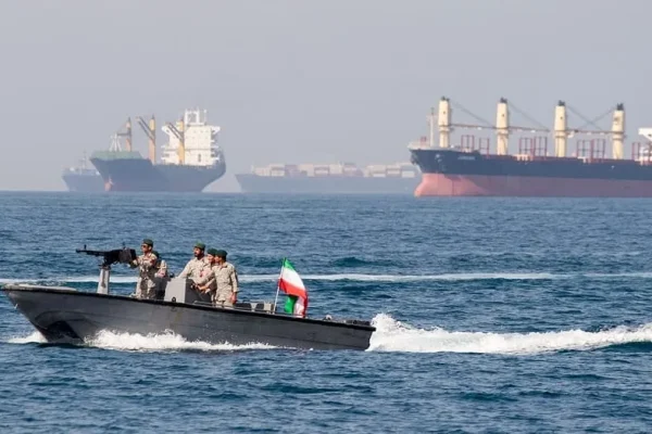 Irán ofrece reabrir Ormuz en los próximos 7 días si EEUU alivia la presión militar, según Kyodo