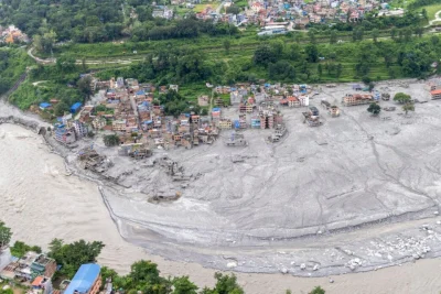 Se eleva a 1,344 los muertos por riada en Nepal; continúan operaciones de rescate y búsqueda