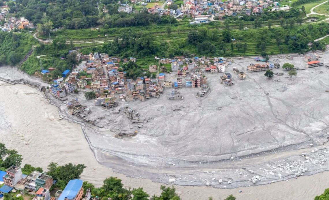 Se eleva a 1,344 los muertos por riada en Nepal; continúan operaciones de rescate y búsqueda