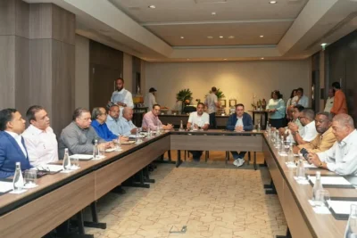 Gobierno negocia con transportistas para evitar alzas en pasajes por aumento de combustibles