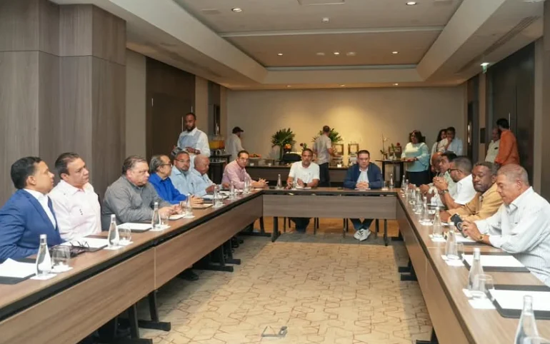 Gobierno negocia con transportistas para evitar alzas en pasajes por aumento de combustibles