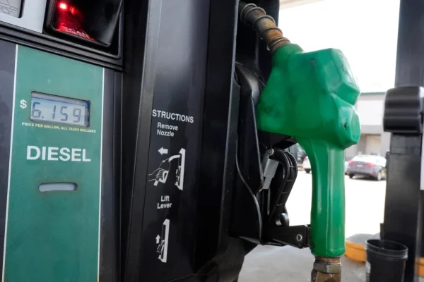 Precios del diésel se coloca por primera vez sobre los 6 dólares en Estados Unidos