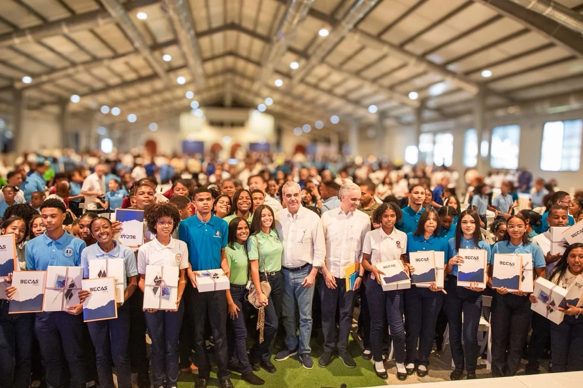 Abinader dialoga con 450 estudiantes de San Cristóbal
