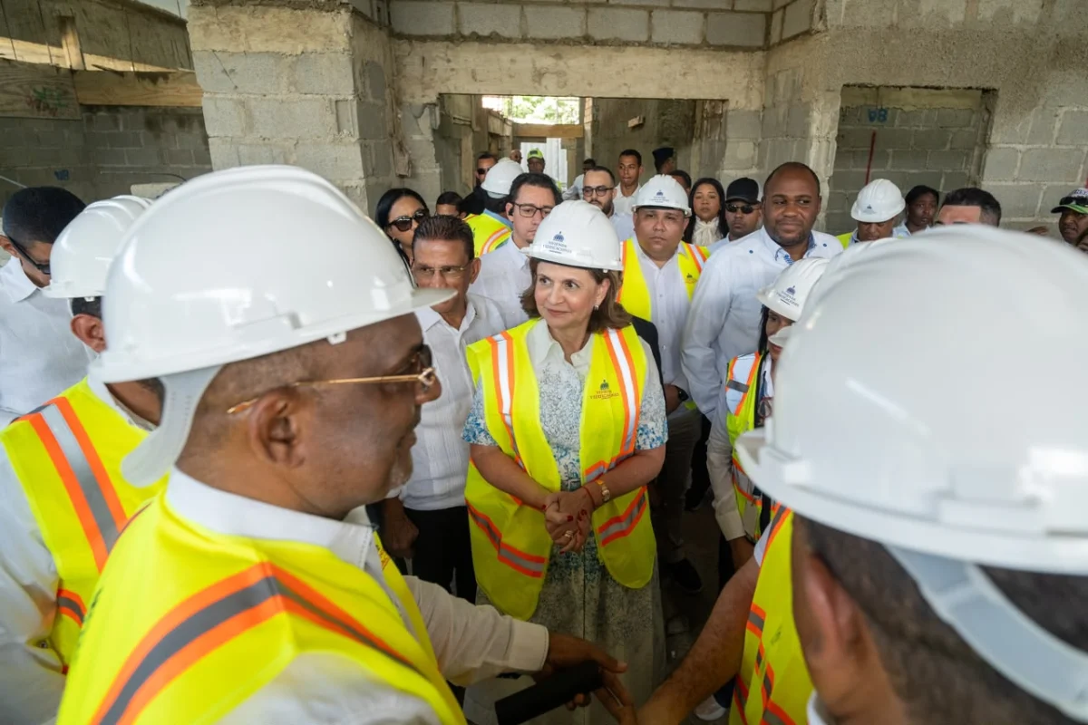 Vicepresidenta Raquel Peña supervisa construcción del Hospital Traumatológico Luis L. Bogaert en Mao