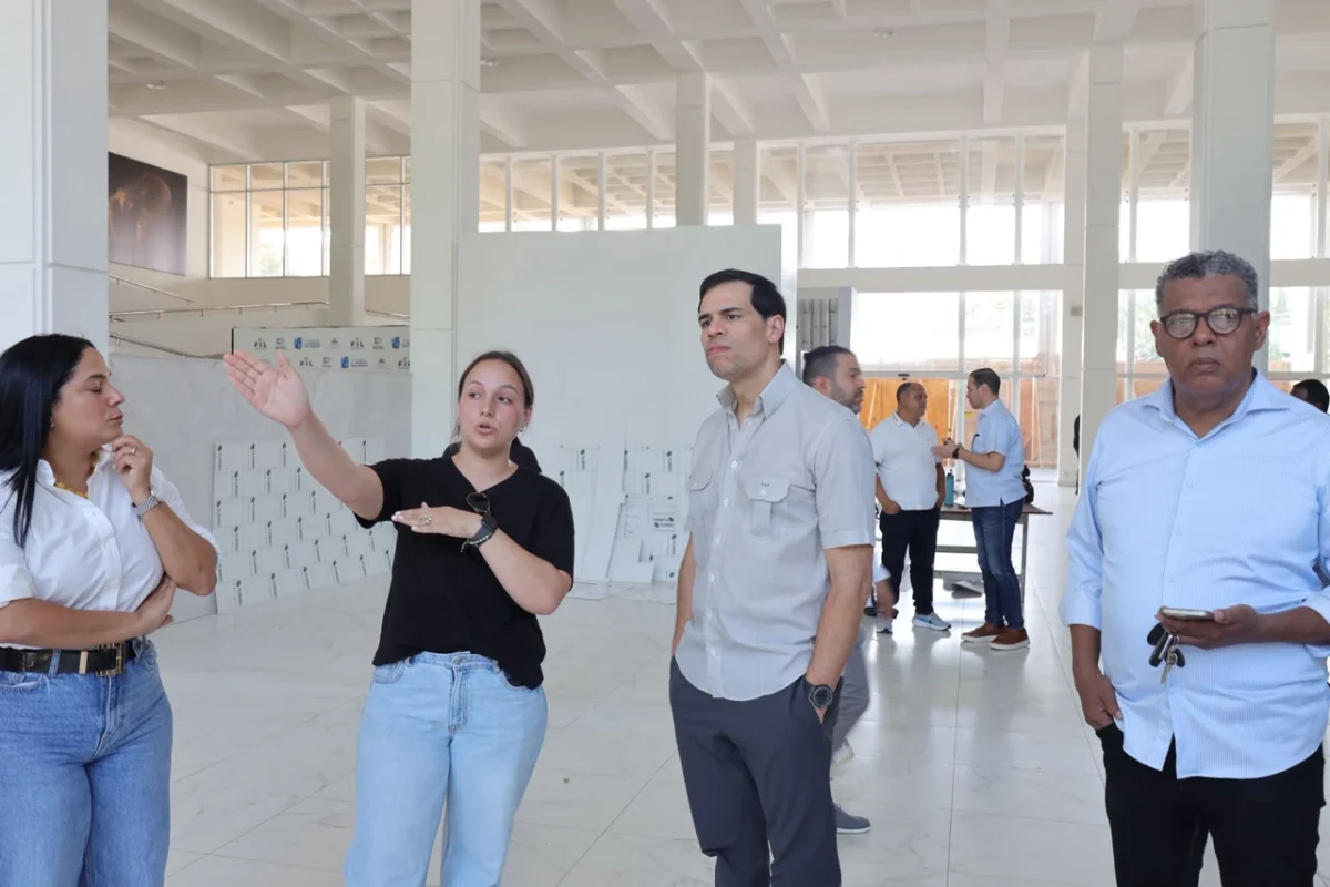Roberto Ángel Salcedo supervisa trabajos del montaje de la Feria Internacional del Libro Santo Domingo 2026
