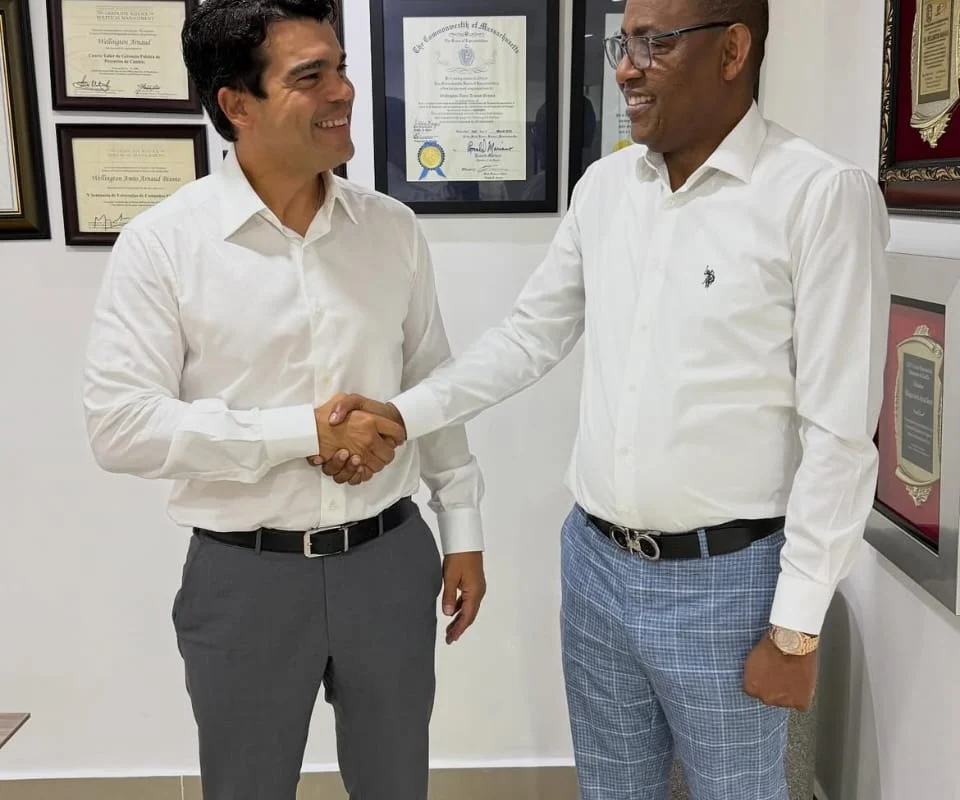 Carlos Sánchez se suma al proyecto de Wellington Arnaud y refuerza su estructura política en el Distrito Nacional