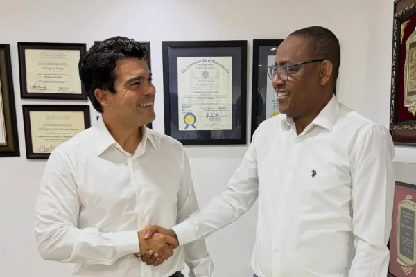 Carlos Sánchez se suma al proyecto de Wellington Arnaud y refuerza su estructura política en el Distrito Nacional